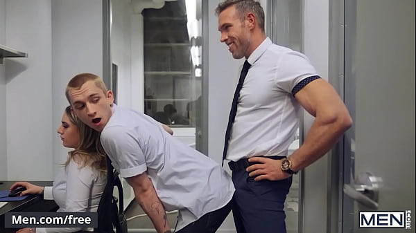Chefe e funcionário gay fazendo sexo no escritório