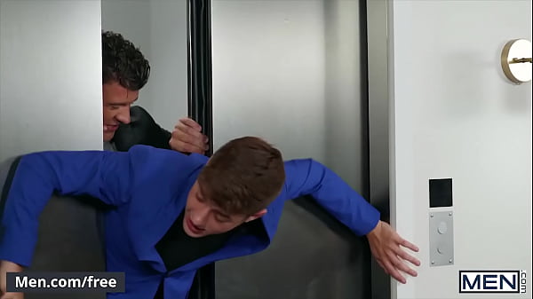Secretário novinho ficou preso no elevador e o chefe meteu a pica